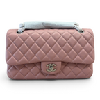 SWORD LUXURY marka, lila renkli, kapitone desenli, ikonik CC kilitli ve zincir askılı Chanel lambskin deri çanta.