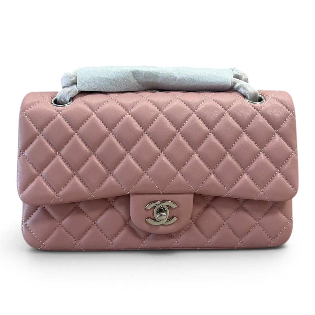SWORD LUXURY marka, lila renkli, kapitone desenli, ikonik CC kilitli ve zincir askılı Chanel lambskin deri çanta.