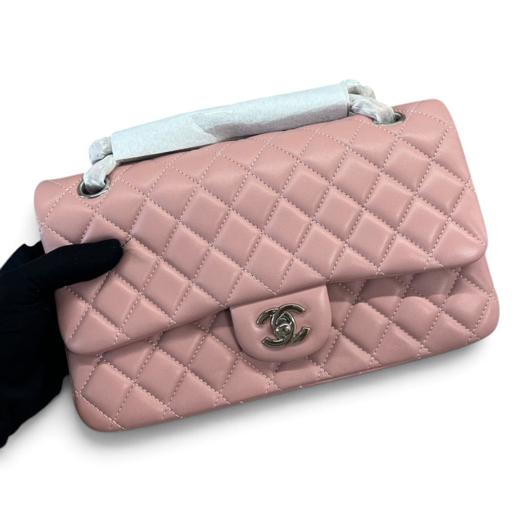 SWORD LUXURY imzalı, elmas kapitone desenli, lila rengi kuzu derisi Chanel Classic Double Flap çanta.