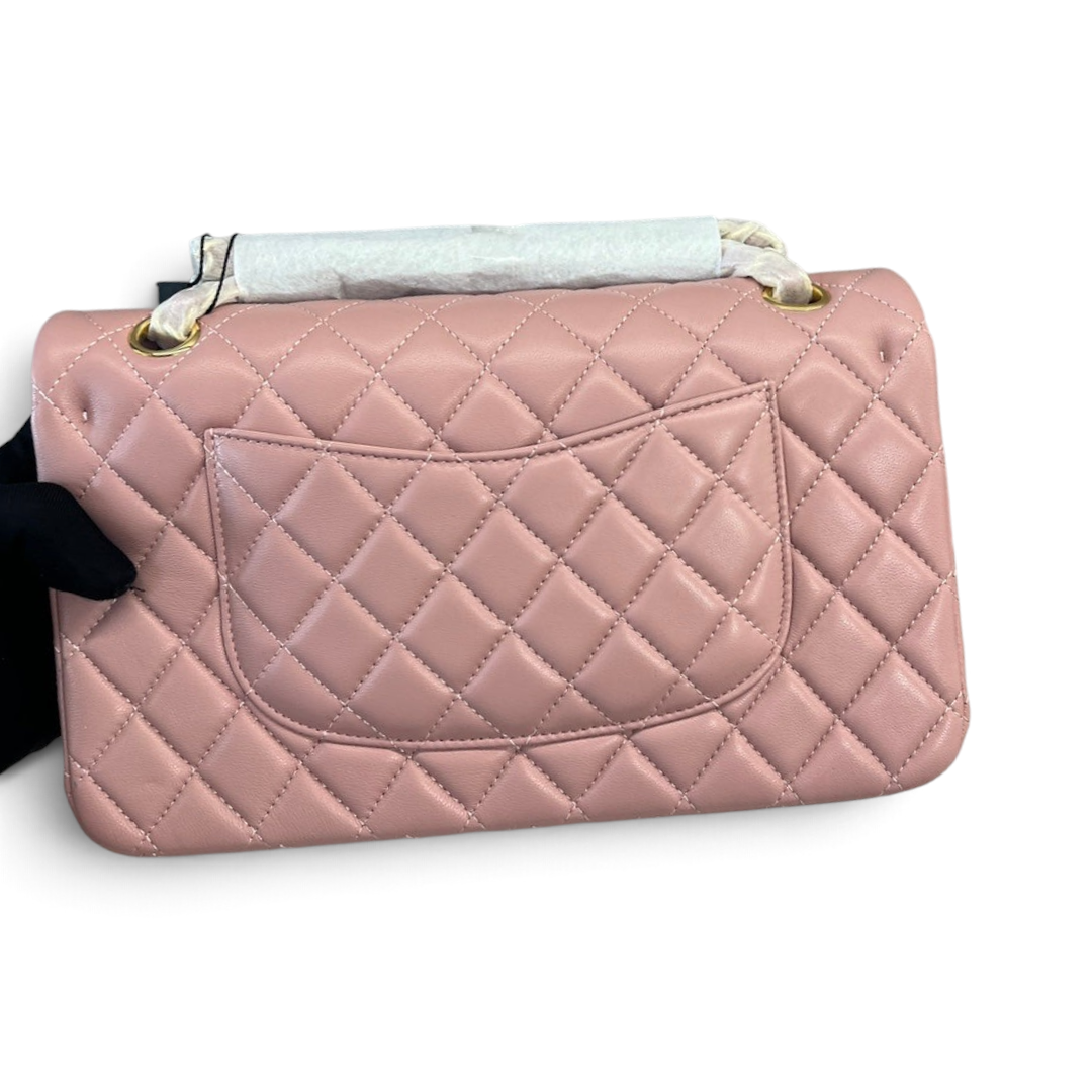 SWORD LUXURY lila rengi kapitone kuzu derisi Chanel Classic Double Flap çanta, arka cep detayı ile