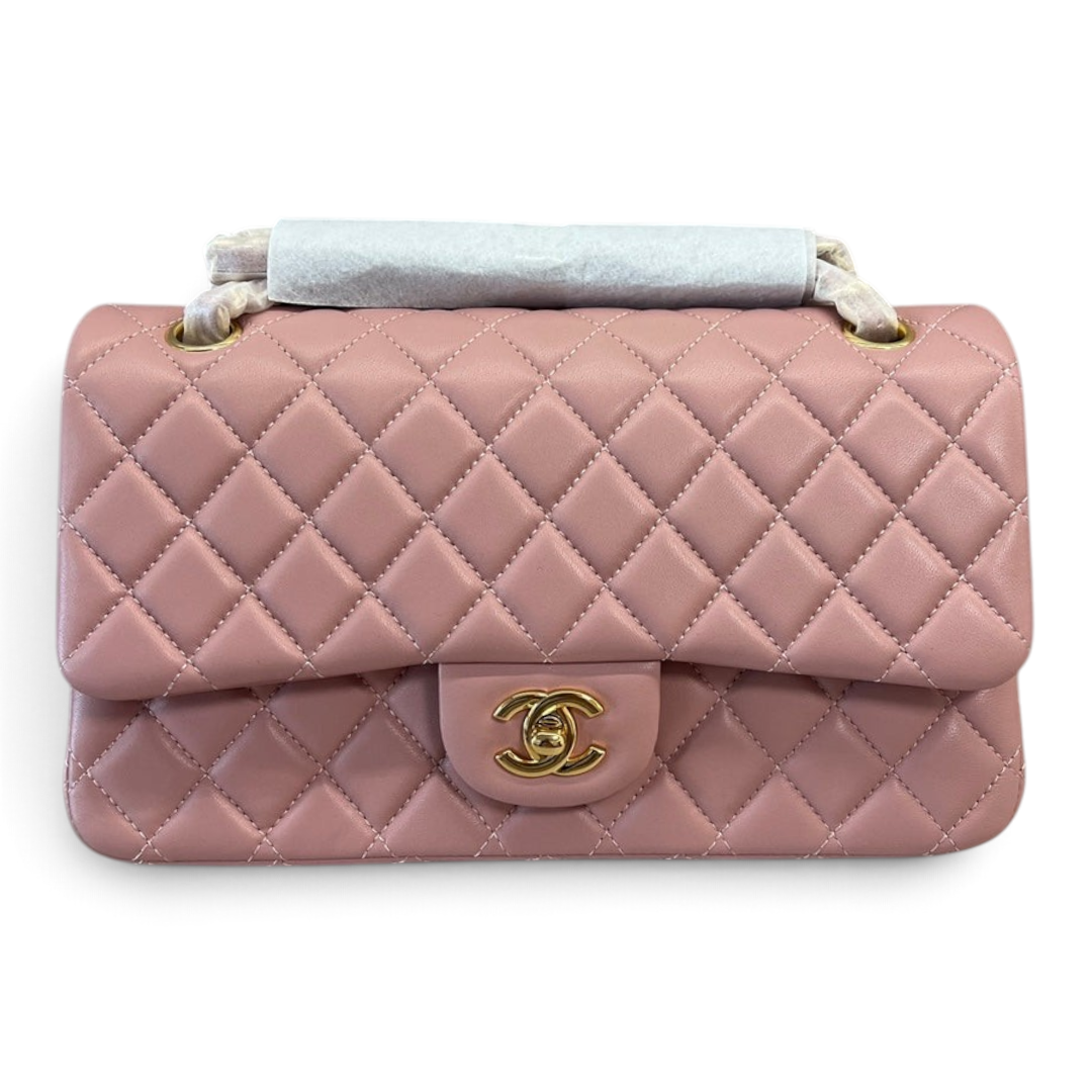 SWORD LUXURY imzalı, lila rengi kapitone kuzu derisi Chanel Classic Double Flap çanta, altın tonlu CC kilit detaylı.