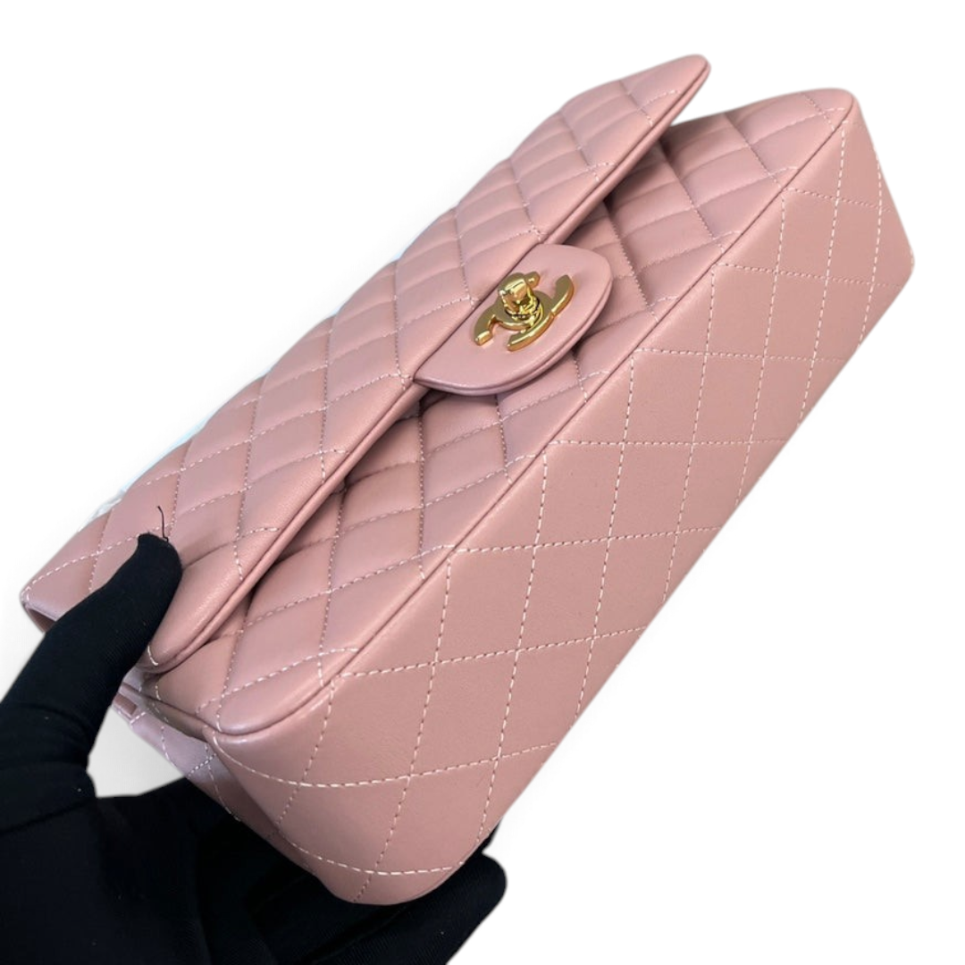 SWORD LUXURY Chanel lila rengi kapitone kuzu derisi klasik çift kapaklı çanta, altın tonlu CC kilit detaylı.