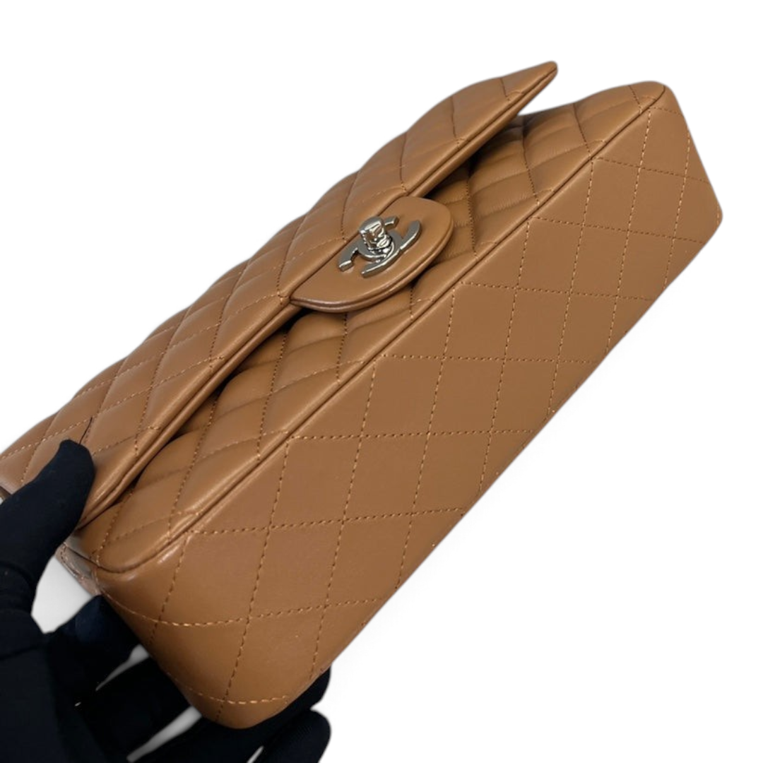 SWORD LUXURY taba rengi kapitone kuzu derisi Chanel Classic Double Flap çanta, gümüş donanımlı ve ikonik kilit detaylı