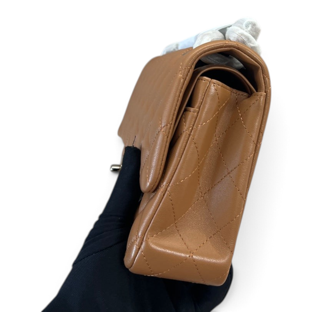 SWORD LUXURY taba rengi kapitone kuzu derisi Chanel Classic Double Flap çanta yan görünümü