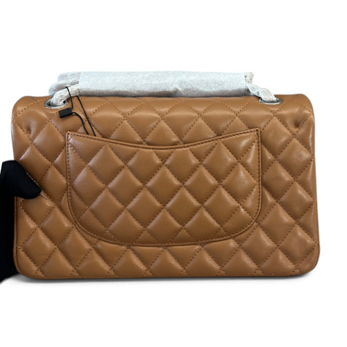 SWORD LUXURY taba rengi kapitone lambskin deri Chanel 2.55 klasik çanta arka görünümü