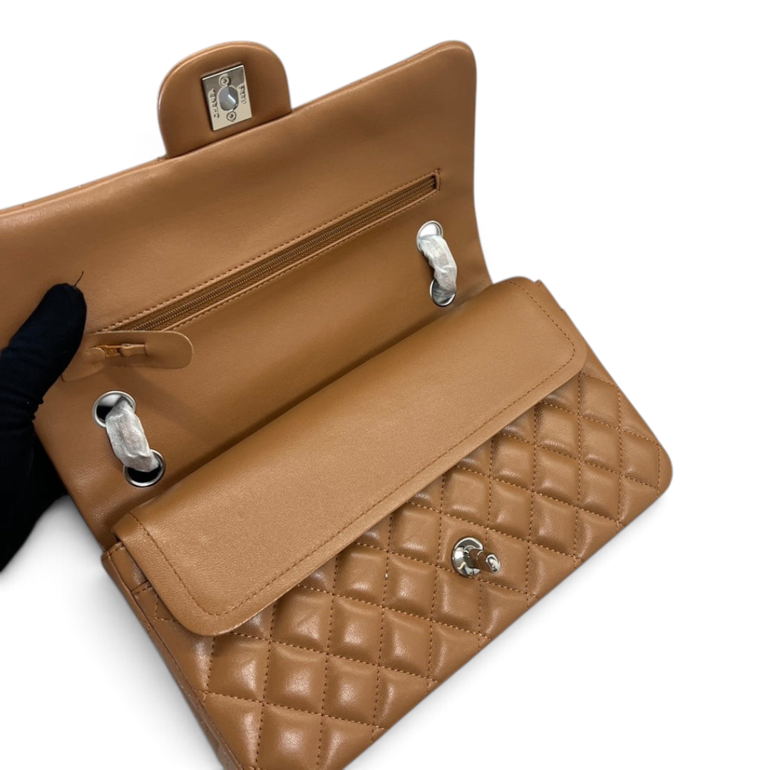 SWORD LUXURY taba rengi kapitone kuzu derisi Chanel 2.55 Classic Double Flap çanta iç detay görünümü
