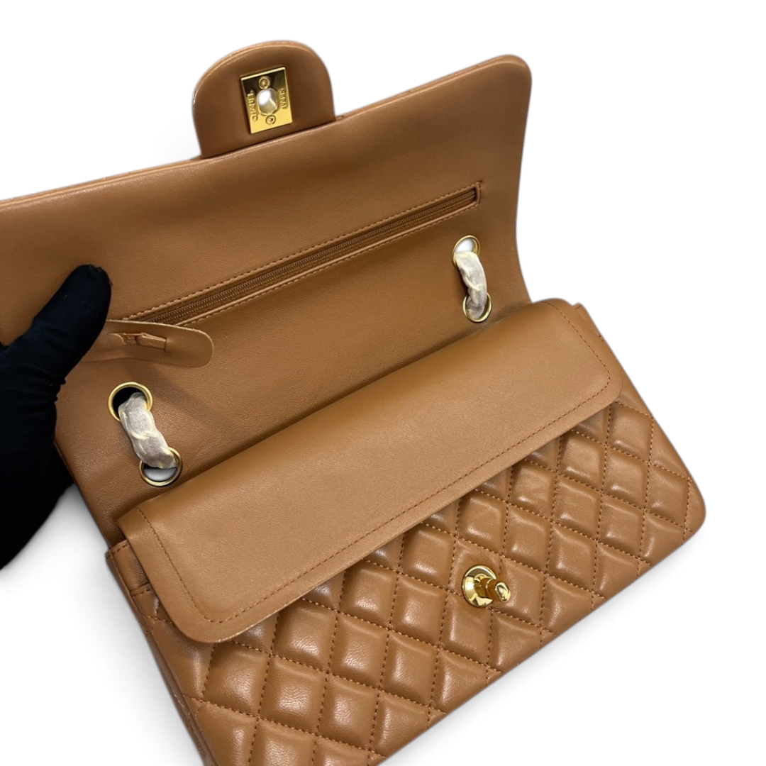 SWORD LUXURY marka, kapitone desenli, taba rengi deri Chanel 2.55 Classic Double Flap çanta, altın tonlu donanımlı iç detay