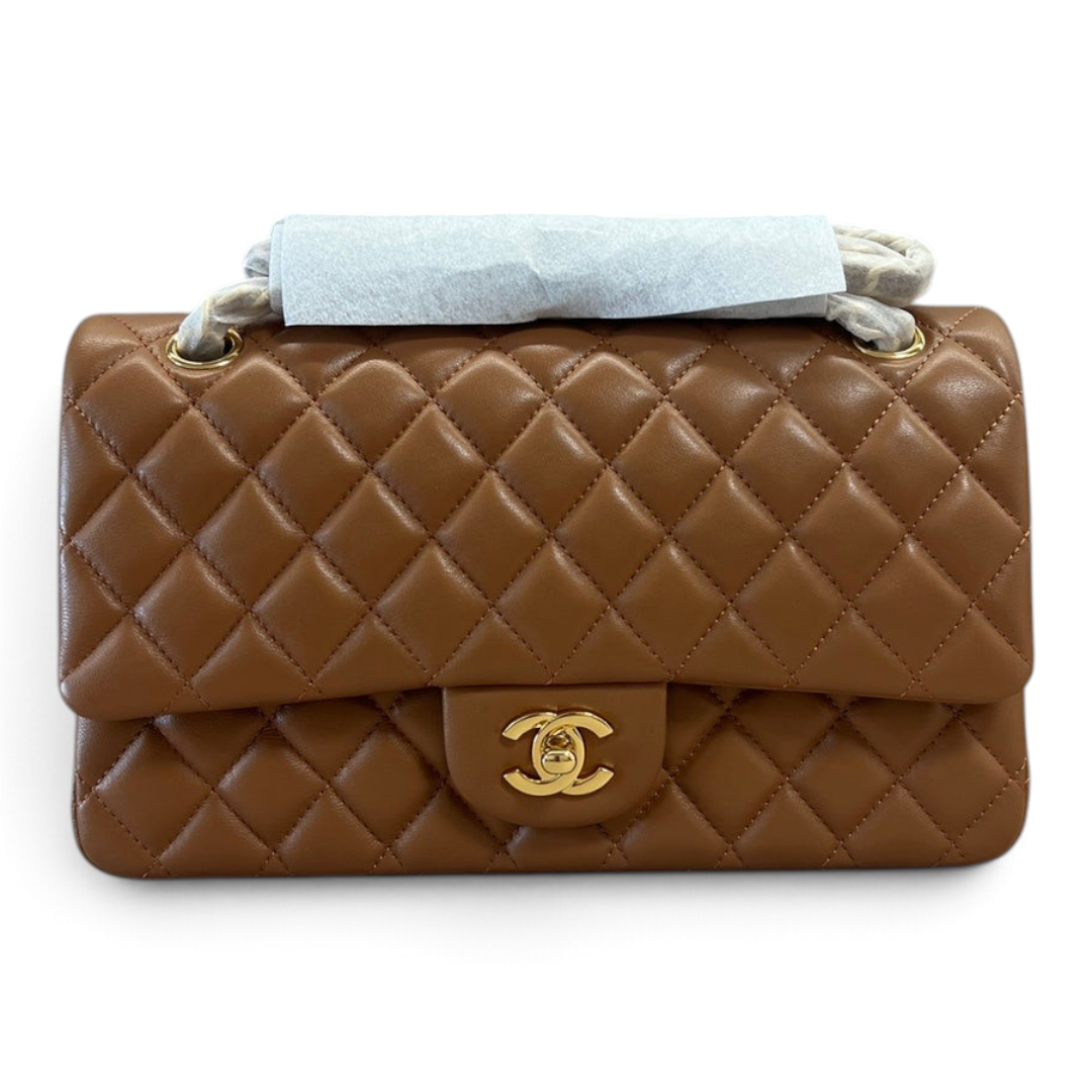 SWORD LUXURY taba rengi kapitone kuzu derisi Chanel Classic Double Flap çanta, altın tonlu CC kilit detaylı.