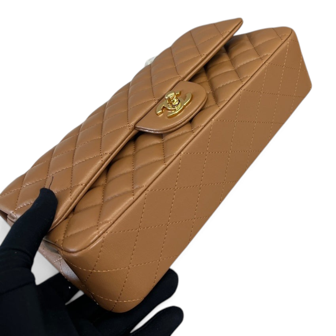 SWORD LUXURY taba rengi kapitone kuzu derisi Chanel Classic Double Flap çanta, altın tonlu CC kilit detaylı