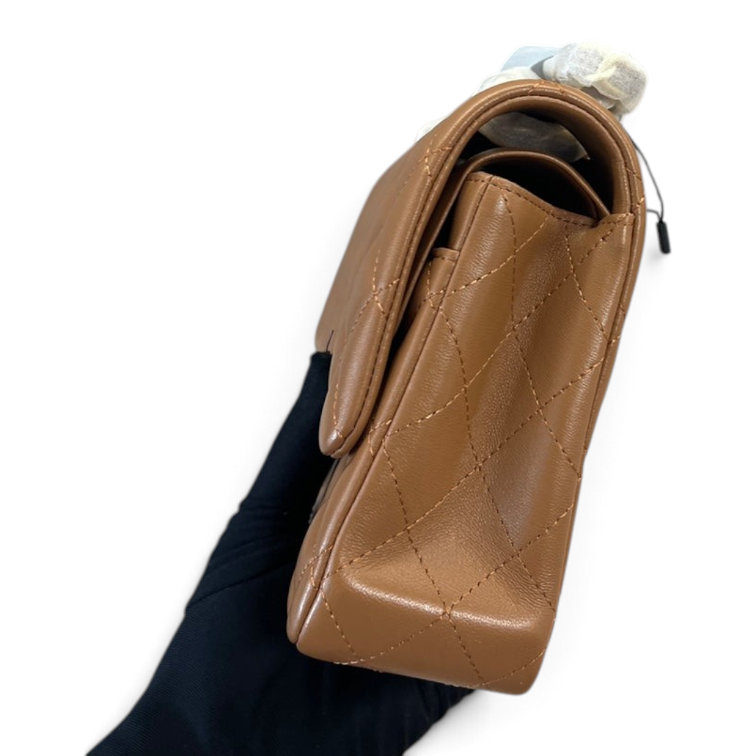 SWORD LUXURY taba rengi kapitone kuzu derisi Chanel 2.55 Classic Double Flap çanta yan görünümü
