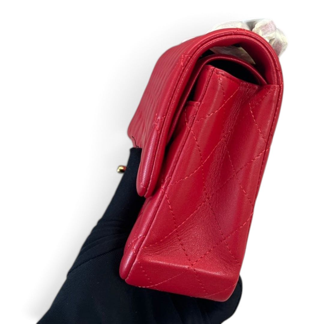 SWORD LUXURY imzalı, elmas kapitone desenli, kırmızı kuzu derisi Chanel Classic Double Flap çanta yan görünümü.