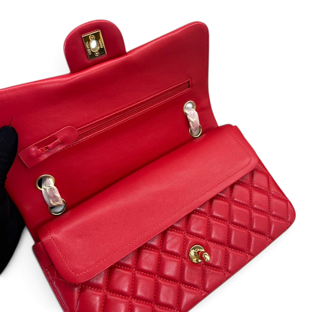 SWORD LUXURY imzalı, elmas kapitone desenli, kırmızı kuzu derisi Chanel 2.55 Classic Double Flap çanta iç görünümü.