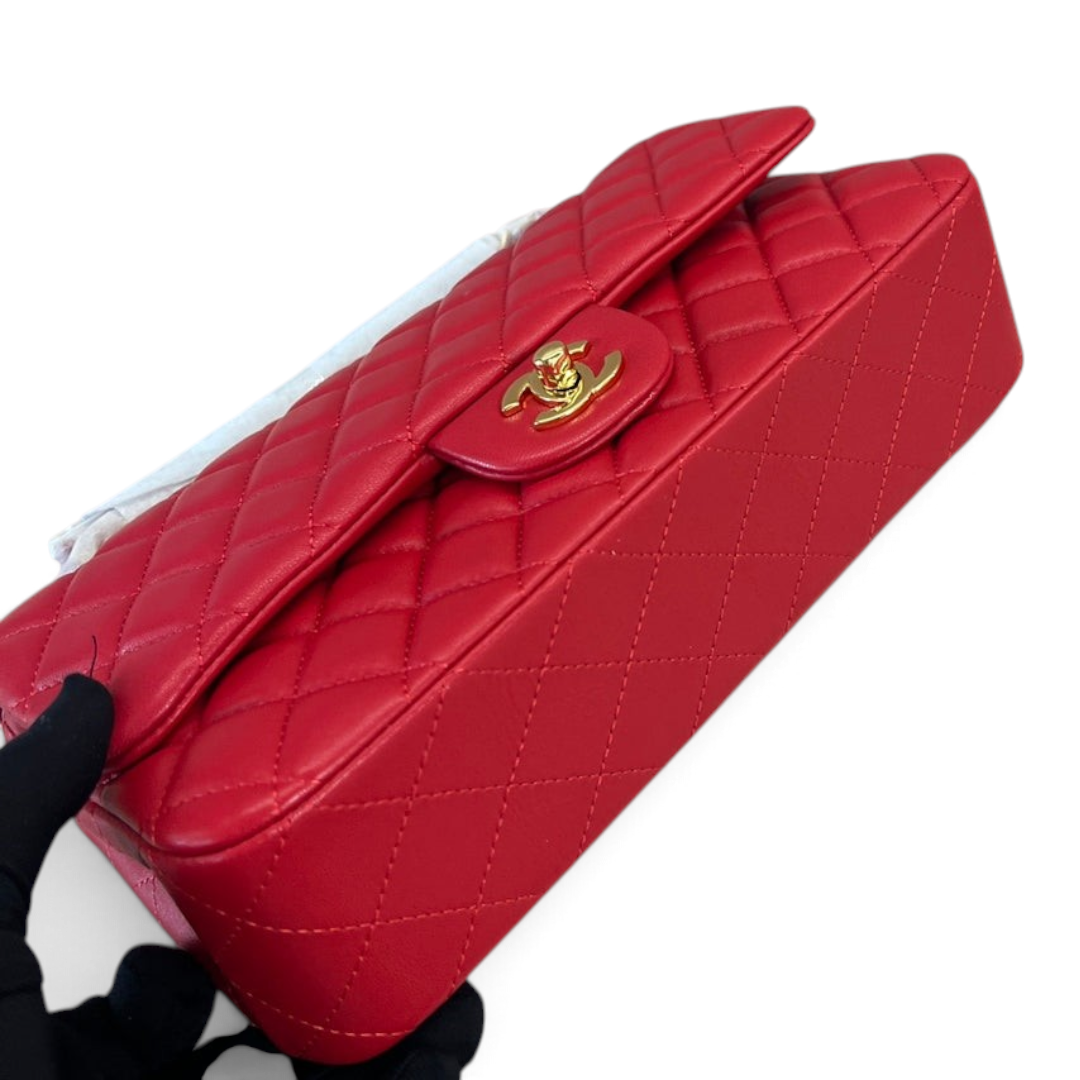 SWORD LUXURY kırmızı kapitone kuzu derisi Chanel Classic Double Flap çanta, altın renkli CC kilit detaylı