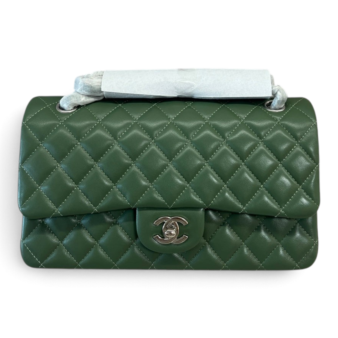 SWORD LUXURY marka, elmas kapitone desenli, yeşil kuzu derisi Chanel Classic Double Flap çanta.