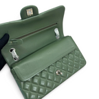 SWORD LUXURY marka, elmas kapitone desenli, yeşil kuzu derisi Chanel Classic Double Flap çanta iç detay görünümü.