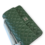 SWORD LUXURY marka, elmas kapitone desenli, yeşil kuzu derisi Chanel Classic Double Flap çanta, CC kilit detaylı.