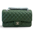 SWORD LUXURY imzalı, elmas kapitone desenli, yeşil kuzu derisi Chanel Classic Double Flap çanta, gümüş CC kilitli.