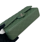 SWORD LUXURY marka, elmas kapitone desenli, yeşil kuzu derisi Chanel Classic Double Flap çanta, gümüş donanımlı.