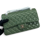 SWORD LUXURY imzalı, elmas kapitone desenli, yeşil kuzu derisi Chanel Classic Double Flap çanta.
