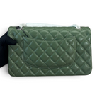 SWORD LUXURY imzalı, kapitone desenli, yeşil kuzu derisi Chanel Classic Double Flap çanta arka görünümü.