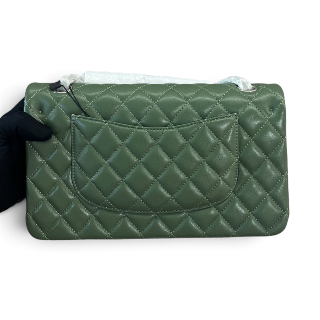SWORD LUXURY imzalı, kapitone desenli, yeşil kuzu derisi Chanel Classic Double Flap çanta arka görünümü.