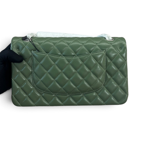 SWORD LUXURY imzalı, kapitone desenli, yeşil kuzu derisi Chanel Classic Double Flap çanta arka görünümü.