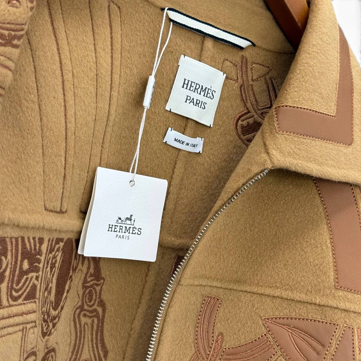 SWORD LUXURY marka taba rengi, işlemeli detaylara sahip, fermuarlı yün kısa ceket