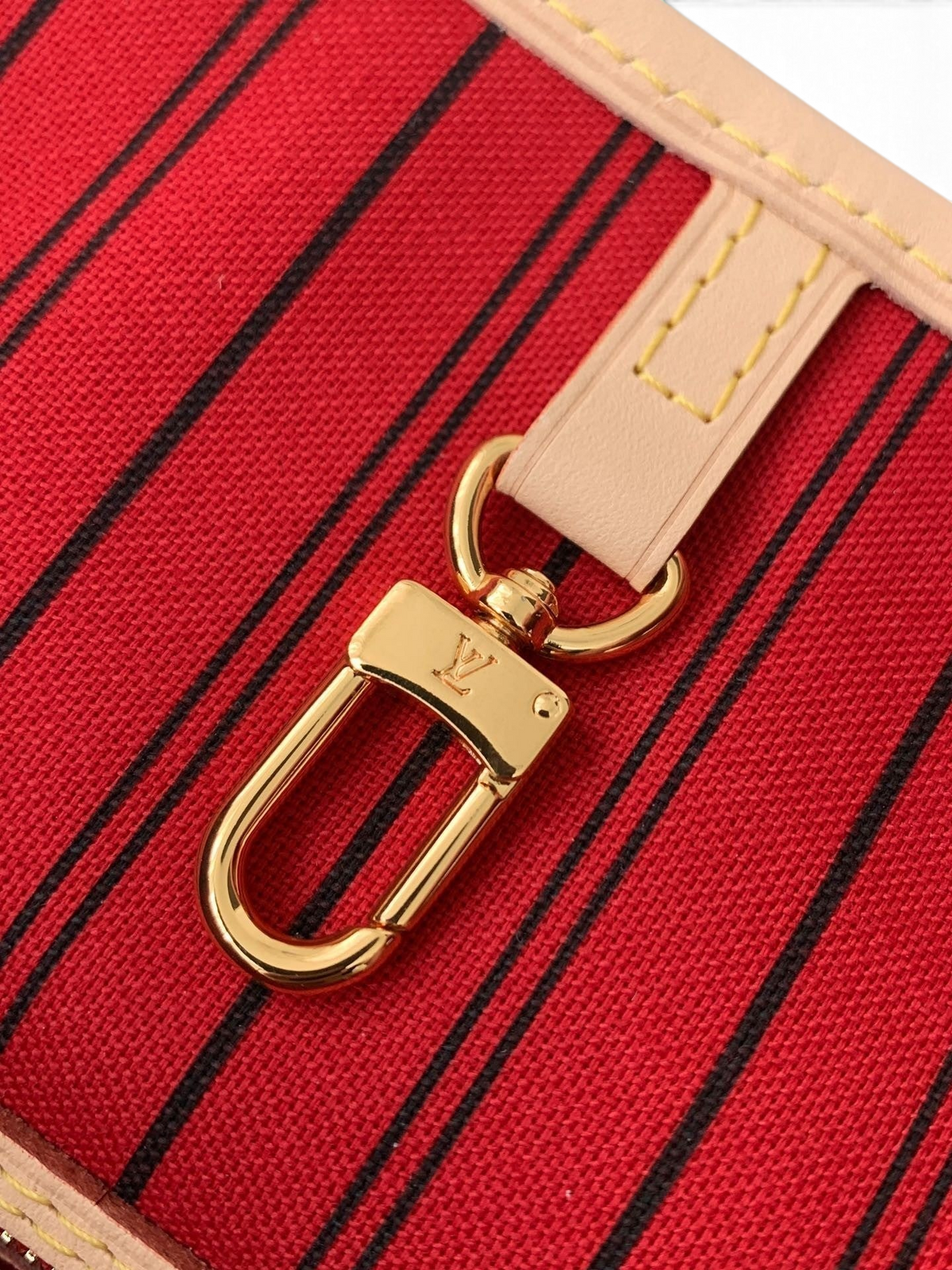 SWORD LUXURY Neverfull MM çanta için altın renkli metal kanca detayı ve kırmızı çizgili iç astar.