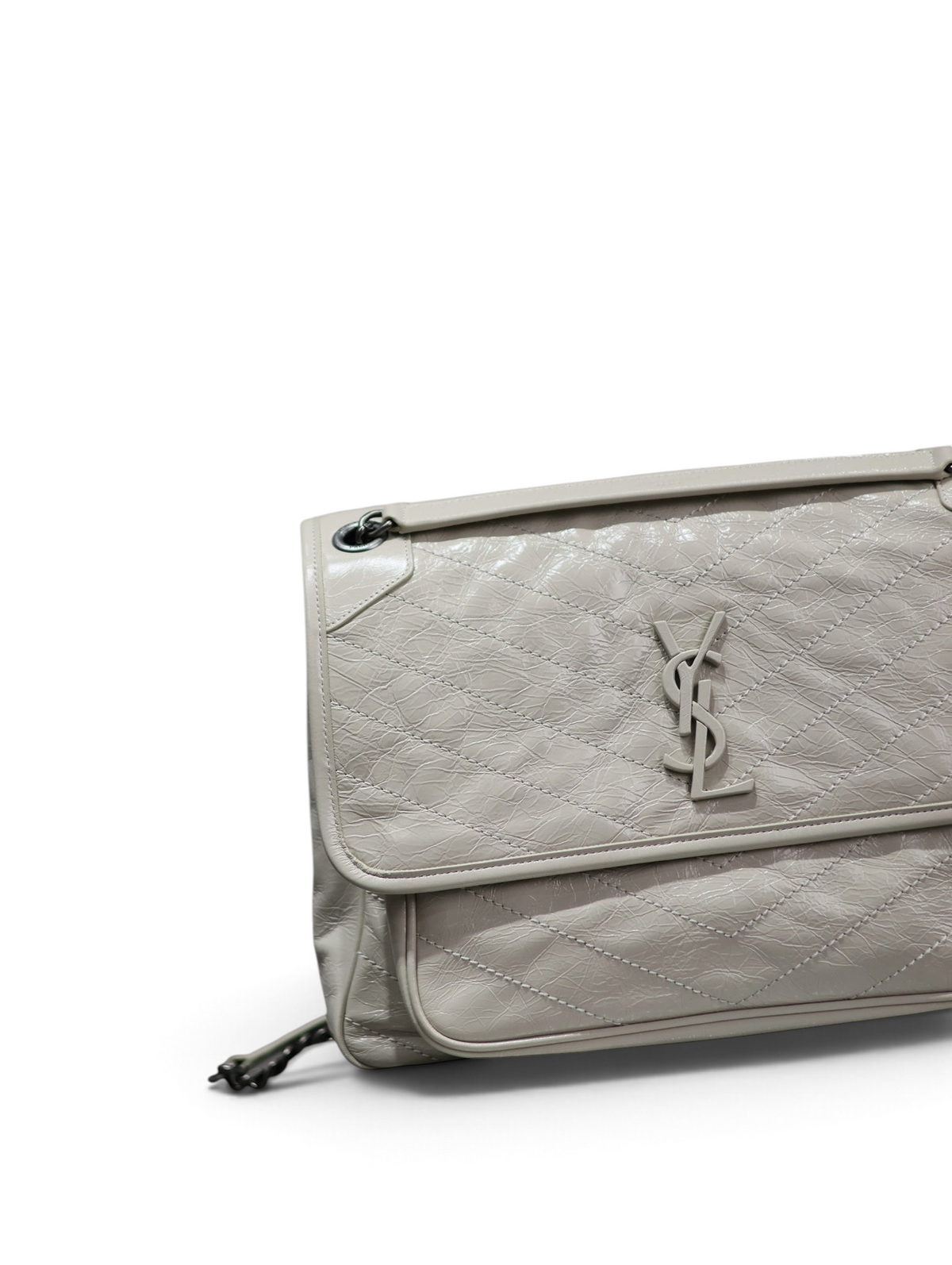SWORD LUXURY imzalı, kırışık dokulu krem rengi deri Saint Laurent Niki orta boy omuz çantası ve ikonik YSL logosu.