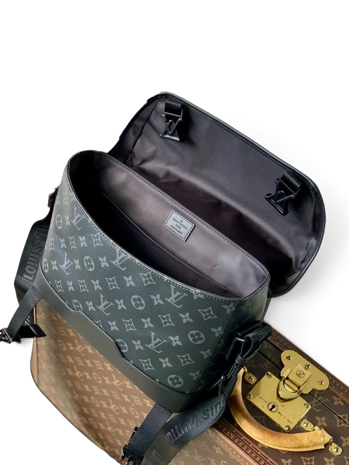 SWORD LUXURY Voyager Monogram Eclipse kanvas messenger çanta, siyah deri detaylı ve iç bölmeli açık görünüm.