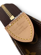 SWORD LUXURY Toiletry Pouch 26 monogram kanvas detaylı deri fermuar ucu ve altın rengi fermuar mekanizması