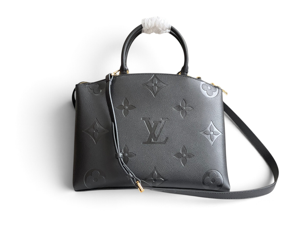 SWORD LUXURY siyah Monogram Empreinte deri Grand Palais çanta, altın donanımlı ve kabartmalı LV desenli şık tasarım.