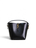SWORD LUXURY siyah box dana derisi Le 37 kova çanta, fırçalanmış altın tonlu YSL monogram ve üst taşıma sapı ile.