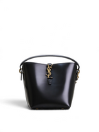 SWORD LUXURY siyah box dana derisi Le 37 kova çanta, fırçalanmış altın tonlu YSL monogram ve üst taşıma sapı ile.