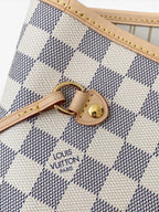 SWORD LUXURY Neverfull MM çanta, Damier Azur kanvas desenli, altın rengi metal detaylı ve deri süslemeli yakın çekim.