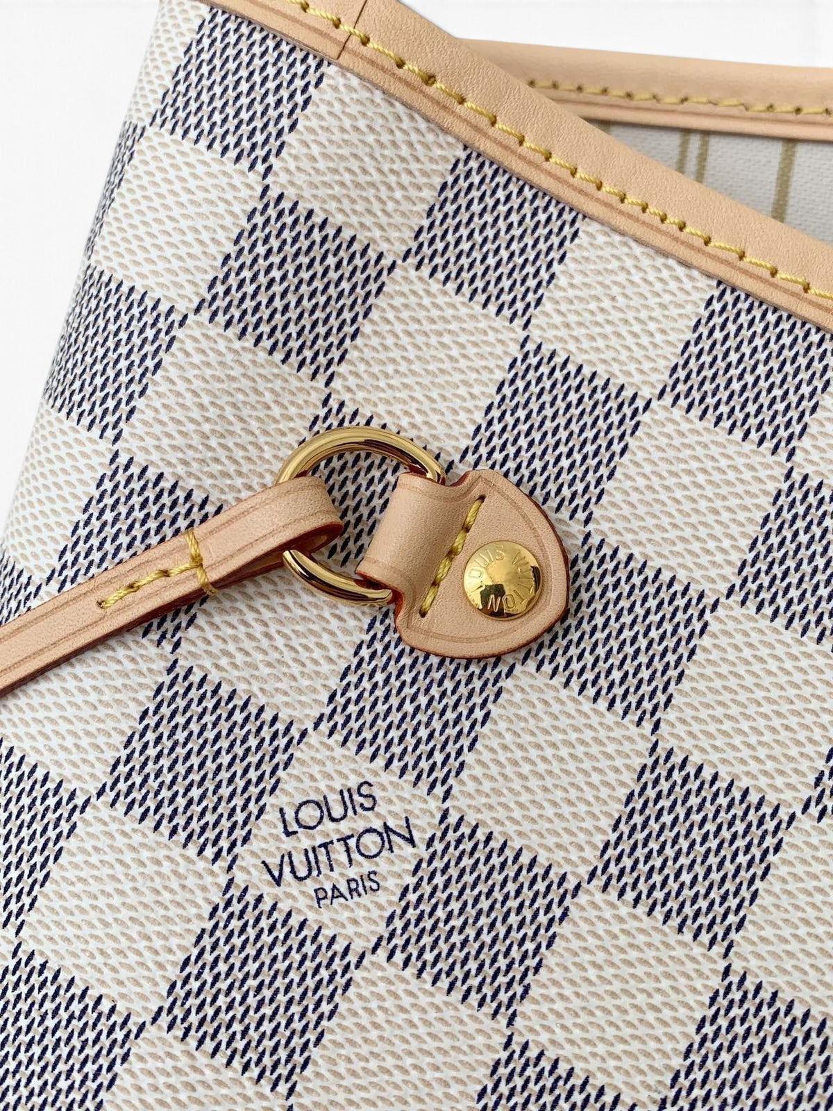 SWORD LUXURY Neverfull MM çanta, Damier Azur kanvas desenli, altın rengi metal detaylı ve deri süslemeli yakın çekim.