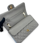 SWORD LUXURY gri renkli, kapitone desenli, altın donanımlı ve iç bölmeli Chanel Classic Double Flap çanta.