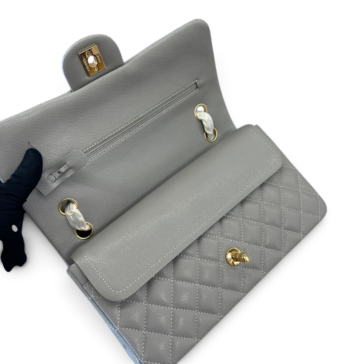 SWORD LUXURY gri renkli, kapitone desenli, altın donanımlı ve iç bölmeli Chanel Classic Double Flap çanta.