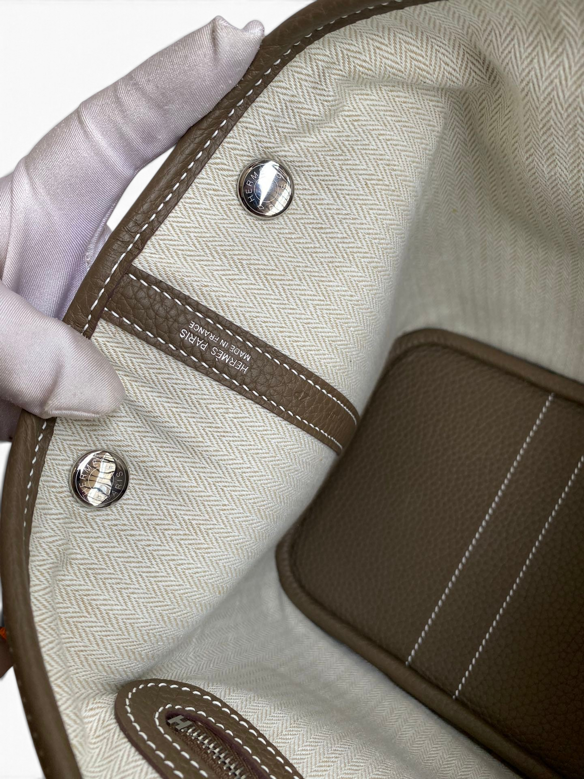 SWORD LUXURY Hermès Garden Party 30 çanta iç detayı, bej kanvas astar, kahverengi deri detaylar ve metal çıtçıtlar