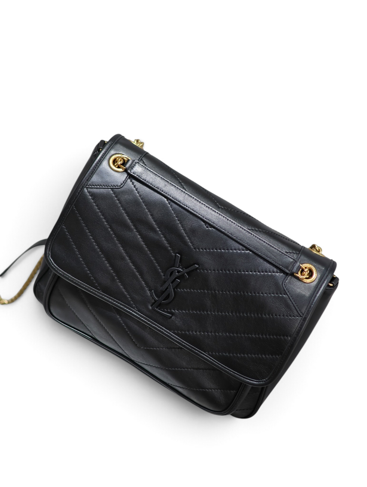 SWORD LUXURY siyah kapitone deri Niki omuz çantası, chevron dikişli ve mat siyah YSL logolu, altın tonlu zincir askılı.