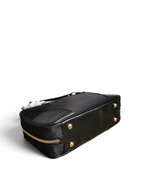SWORD LUXURY Prada Re-Edition 1978 siyah Re-Nylon ve Saffiano deri çanta, altın tonlu metal ayak detaylı alt görünüm