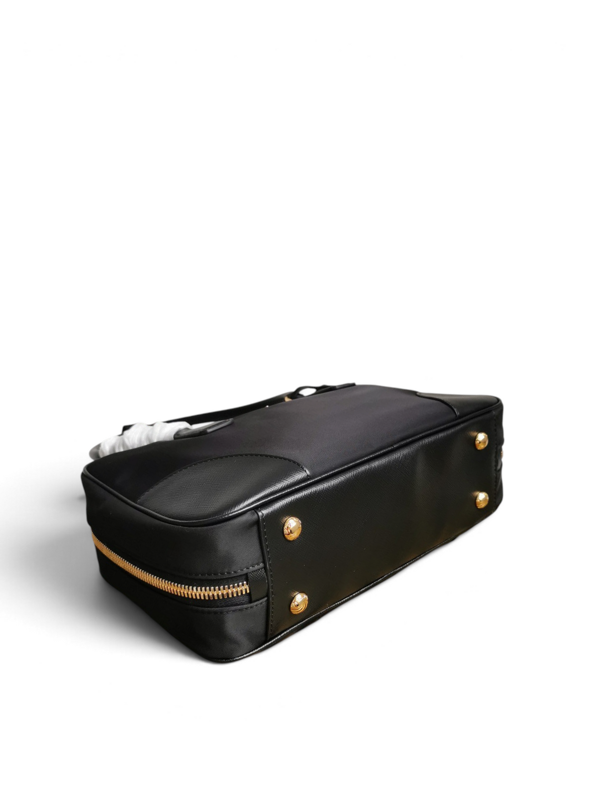 SWORD LUXURY Prada Re-Edition 1978 siyah Re-Nylon ve Saffiano deri çanta, altın tonlu metal ayak detaylı alt görünüm