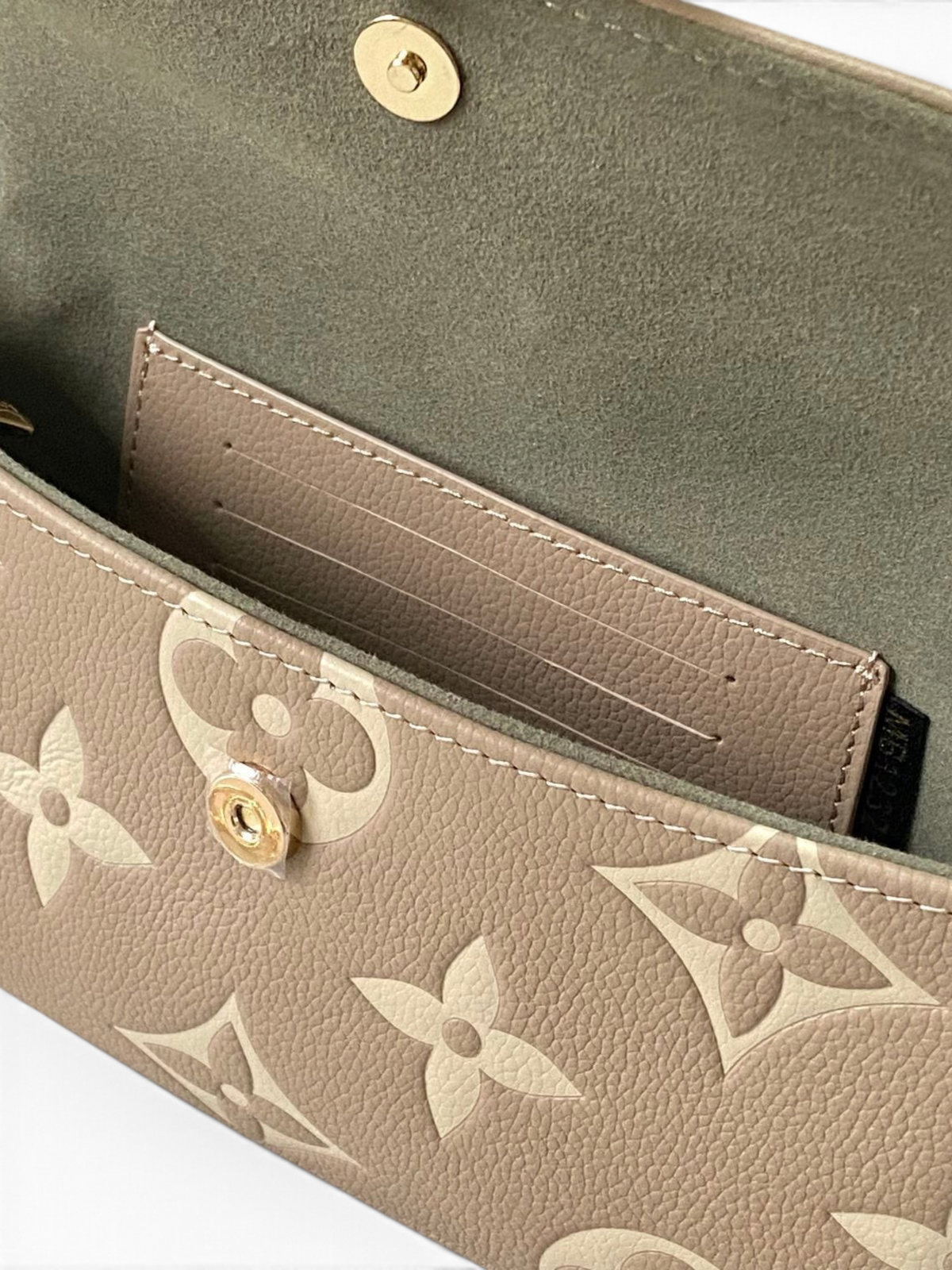 SWORD LUXURY bej renkli, kabartmalı monogram desenli, altın zincir detaylı deri Ivy çanta iç görünümü.
