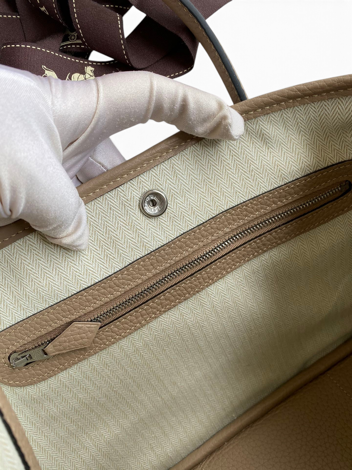 SWORD LUXURY Hermès Garden Party 30 çanta iç detayı, bej kanvas astar, deri fermuarlı cep ve çıtçıtlı kapama.