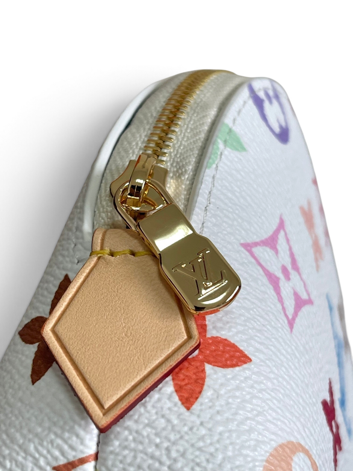 SWORD LUXURY Louis Vuitton kozmetik çantası, beyaz kanvas üzerinde renkli monogram desenli ve altın fermuar detaylı.