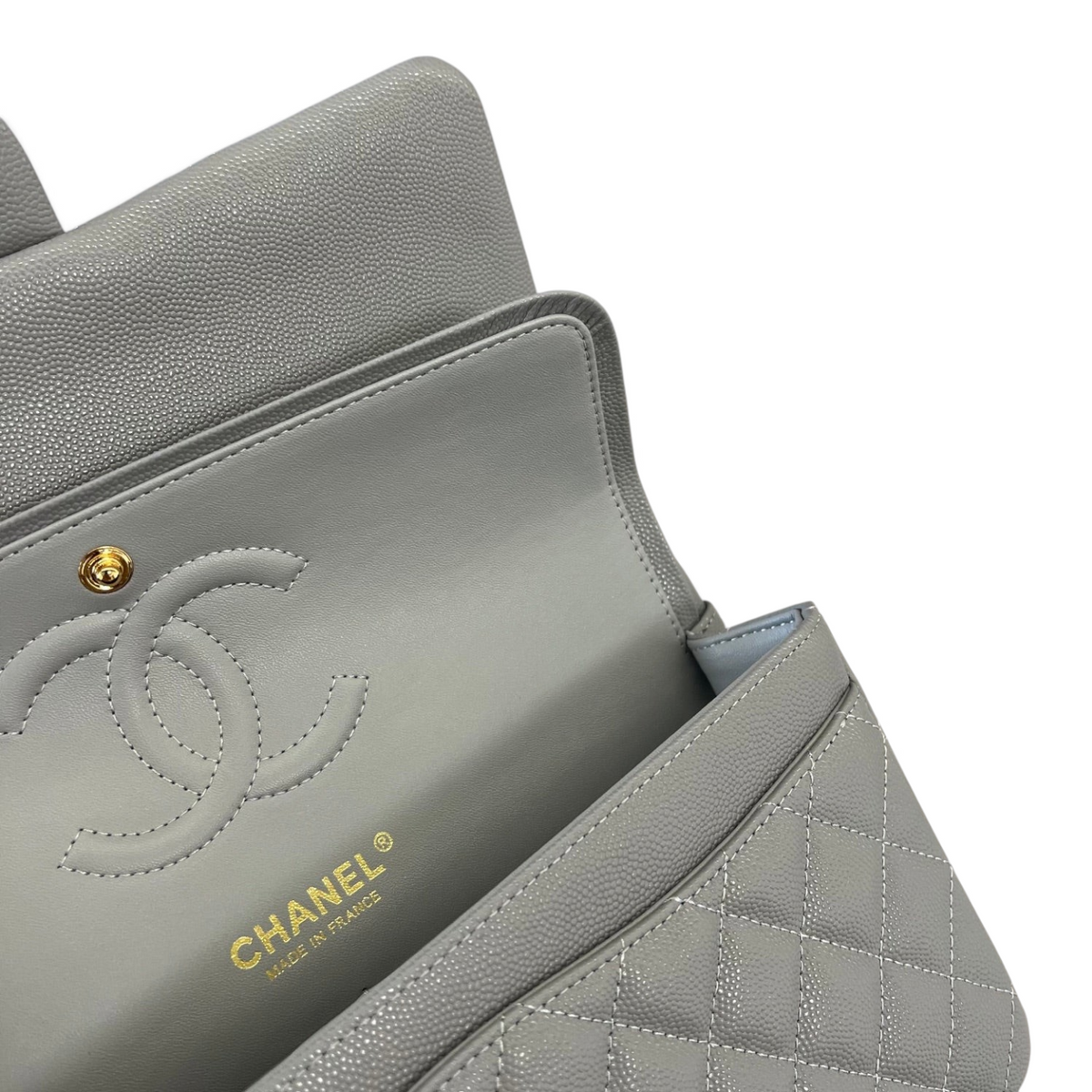 SWORD LUXURY gri renkli, kapitone desenli ve ikonik CC logolu Chanel caviar deri çanta iç detayı