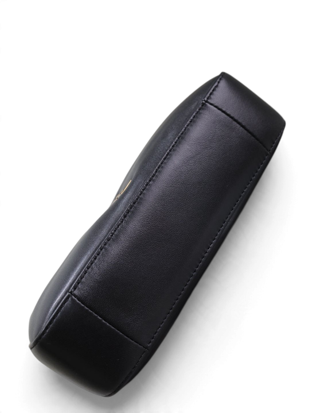 SWORD LUXURY siyah deri omuz çantası, pürüzsüz dokusu ve minimalist dikiş detaylarıyla yandan görünüm.