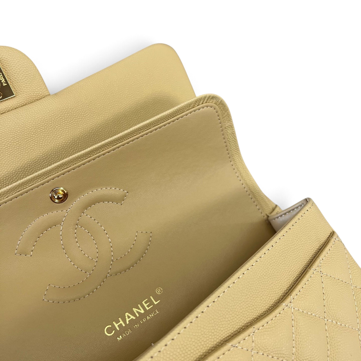 SWORD LUXURY bej renkli, kapitone desenli ve ikonik CC logolu Chanel caviar deri double flap çanta iç detayı.