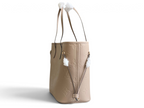 SWORD LUXURY krem rengi, monogram desenli, deri detaylı ve altın tonlu donanıma sahip şık Neverfull tote çanta.