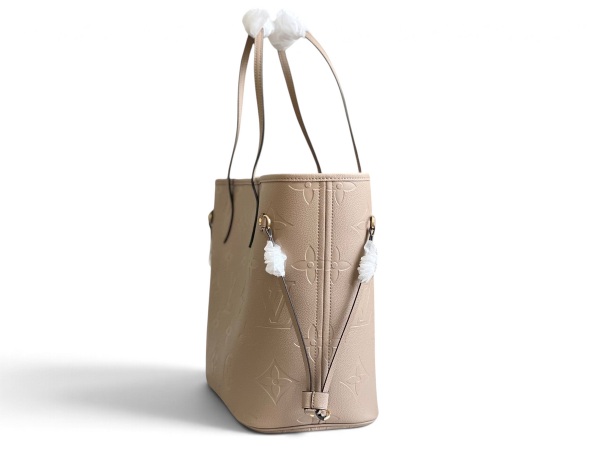 SWORD LUXURY krem rengi, monogram desenli, deri detaylı ve altın tonlu donanıma sahip şık Neverfull tote çanta.